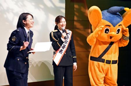 警視庁麹町署のイベントで、交通安全を呼びかける一日署長の武田梨奈さん=2日午後、東京都千代田区