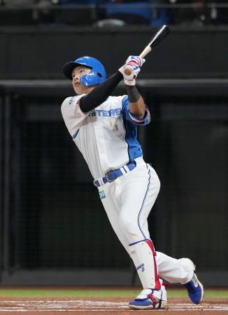 １回日本ハム２死、野村が左越えに先制ソロを放つ＝エスコンフィールド