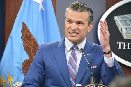 昨年６月、米ワシントン近郊の国防総省で記者会見するヘグセス国防長官