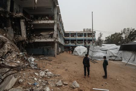 　パレスチナ自治区ガザで、イスラエルの攻撃によってできたがれきと避難民のテント＝２日（ゲッティ＝共同）