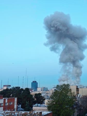 １日、イランの首都テヘランで立ち上る煙（ゲッティ＝共同）