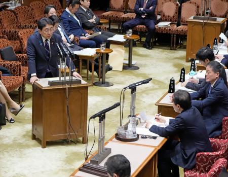 参院予算委で答弁する赤沢経産相（左）＝３日午前