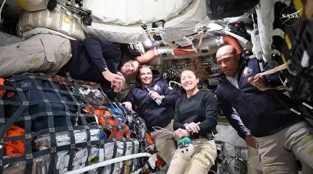 宇宙船オリオンからインタビューに応じる船長のリード・ワイズマン飛行士(左から2人目)ら(NASAの中継から)