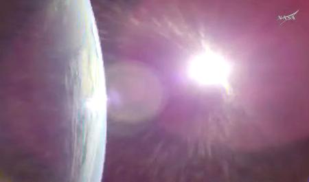 宇宙船オリオンが月へ向け軌道変更した後に撮影された地球(NASAの中継から)