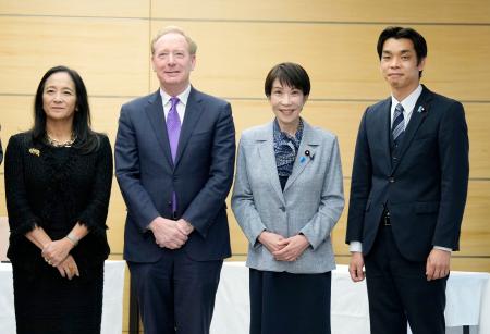 米マイクロソフトのブラッド・スミス副会長兼社長(中央左)と写真に納まる高市首相(同右)=3日午前、首相官邸