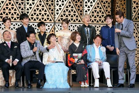 　グッチ裕三（前列左から２人目）にちゃかされる山川豊（右端）＝東京都豊島区