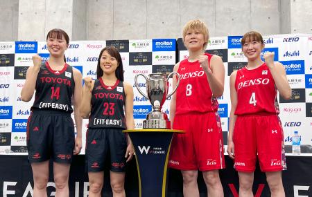 記者会見でポーズをとるトヨタ自動車の山本（中央左）とデンソーの高田（同右）ら＝３日、京王アリーナＴＯＫＹＯ