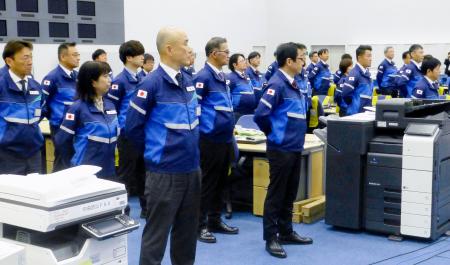 赤間防災相から訓示を受ける「ふるさと防災職員」ら=3日午前、東京都江東区