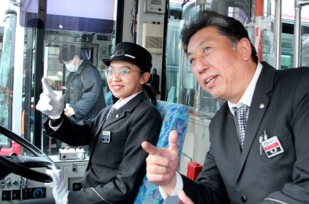 教習担当の運転士の指導を受けるマハトミ・リスマルタンティさん（左）＝２月、川崎市（ＮＮＡ＝共同）