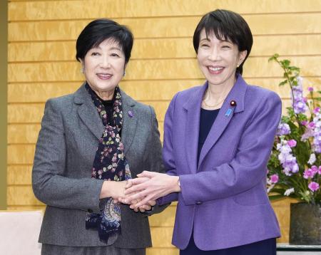 １月２２日、握手する高市首相（右）と東京都の小池百合子知事＝首相官邸