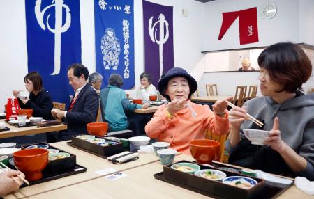 オープンした「とと楽食堂」で食事を楽しむ人たち=3日午前、石川県七尾市