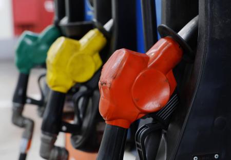 東京都内のガソリンスタンドの給油ノズル＝３月