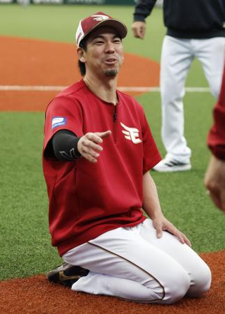 西武戦前の練習で笑顔を見せる楽天・前田健。国内ＦＡ権を取得した＝ベルーナドーム