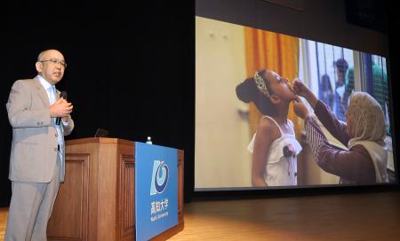 　講演する国連パレスチナ難民救済事業機関の清田明宏保健局長＝３日午前、高知市