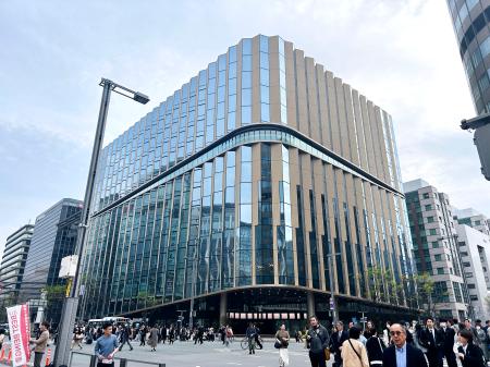 ＪＲ博多駅前に完成した複合ビル「西日本シティビル」＝３日午後