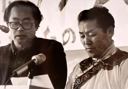 　田中了さん（左）とダーヒンニェニ・ゲンダーヌさん＝１９７８年２月、北海道網走市（石戸谷史さん提供）
