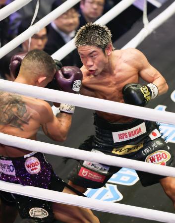 　１０回、レネ・サンティアゴ（左）を攻める谷口将隆＝後楽園ホール