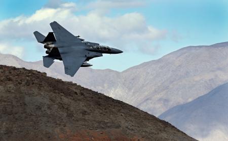 F15E戦闘機=2017年、米カリフォルニア州(AP=共同)
