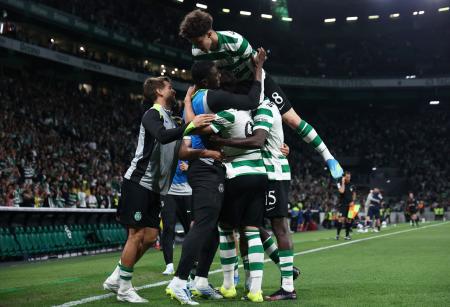 　ポルトガル１部リーグのサンタクララ戦でゴールを喜ぶスポルティングの選手たち＝３日、リスボン（ロイター＝共同）