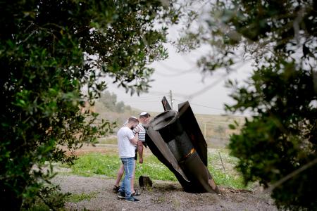 　ヨルダン川西岸のユダヤ人入植地でイランから発射された弾道ミサイルの残骸を見る人＝３日（ゲッティ＝共同）