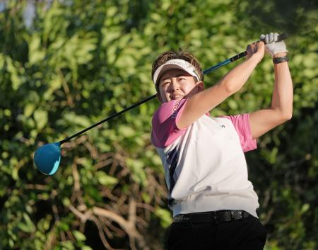 　第２ラウンド、通算１アンダーで７位の岩井明愛＝シャドークリークＧＣ（共同）