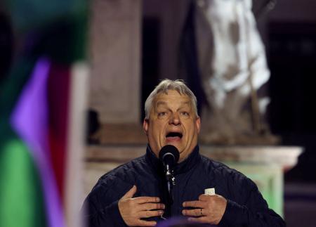 ハンガリー・ジェールでの選挙集会で話すオルバン首相=3月(ロイター=共同)