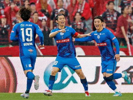 水戸―鹿島 前半、先制ゴールを決め喜ぶ水戸・渡辺(中央)=Ksスタ