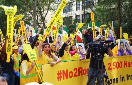 ２０１６年、米ニューヨークの国連本部付近で行われたデモで、イラン政府による死刑の大量執行などに抗議する人たち