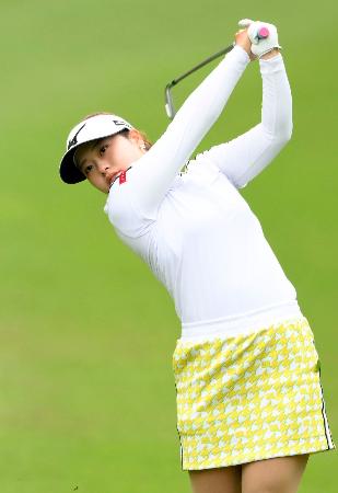 第３日、通算７アンダーで首位の仲村果乃＝葛城ＧＣ