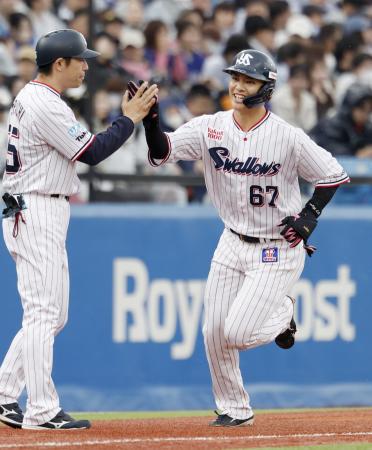 ２回、本塁打を放ったヤクルト・伊藤（右）＝神宮