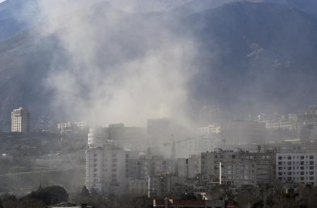 攻撃を受け、白煙を上げるテヘランの住宅街＝３日（共同）
