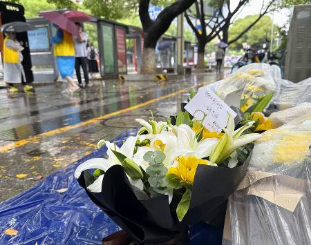 ２０２４年６月、日本人母子の切り付け事件現場のバス停近くで、胡友平さんのために供えられた花束＝中国江蘇省蘇州（共同）