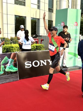 第4走者として走る小野啓一駐インド大使=5日、インド・グルガオン(共同)