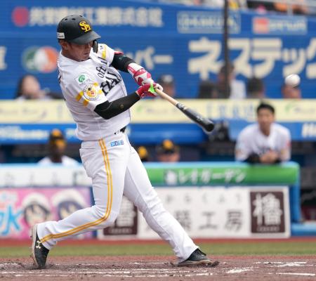４回ソフトバンク１死二塁、今宮が左越えに同点二塁打を放つ＝ＺＯＺＯマリン