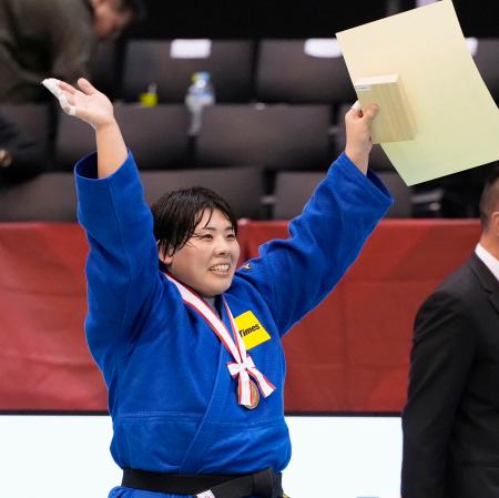 女子７８キロ超級で優勝し、声援に応える素根輝＝福岡国際センター