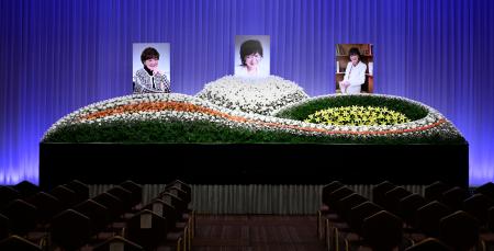 内館牧子さんのお別れの会の祭壇＝５日午前、東京都内のホテル