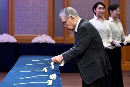 　内館牧子さんのお別れの会で、献花する俳優の伊東四朗さん＝５日午前、東京都内のホテル