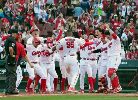 　９回、サヨナラ本塁打のモンテロ（手前）を迎える広島ナイン＝マツダ