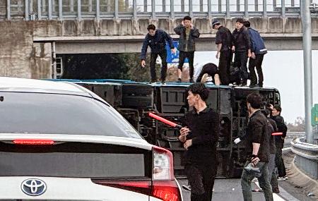 茨城県・常磐自動車道の友部ジャンクション付近で横転した奈良県警機動隊のバス＝５日午後