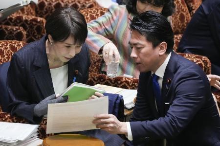 　小泉防衛相（右）と会話する高市首相＝３月