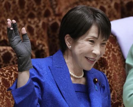 参院予算委の集中審議で答弁のため挙手する高市早苗首相＝３月