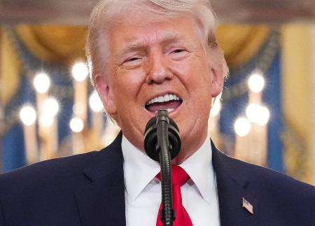 イラン情勢について演説するトランプ米大統領=1日、ワシントンのホワイトハウス(ロイター=共同)