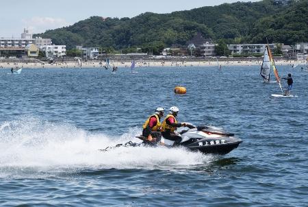 海岸沖でパトロールする横須賀海上保安部の職員(手前)ら=2020年、神奈川県逗子市
