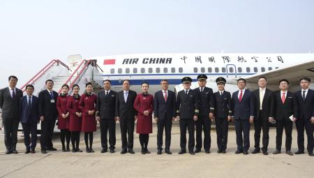 北京から平壌に到着した中国国際航空のスタッフらと記念撮影する中国の王亜軍駐北朝鮮大使（右から８人目）＝３月（在北朝鮮中国大使館のホームページから、共同）