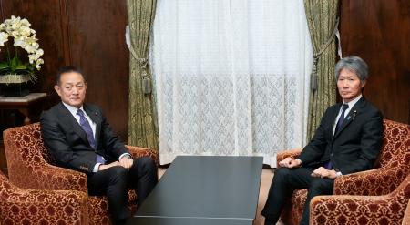 会談に臨む自民党の磯崎参院国対委員長（右）と立憲民主党の斎藤国対委員長＝６日午前、国会