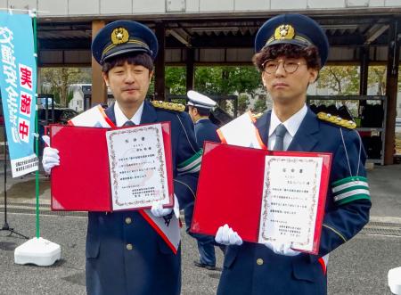 滋賀県警の一日高速隊長に就任したお笑いコンビ「たくろう」の赤木裕さん（左）ときむらバンドさん＝６日午前、滋賀県栗東市