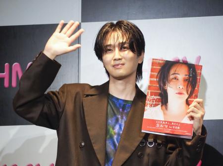 写真集の発売記念イベントに登場したカルマ=東京都豊島区