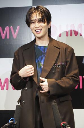 報道陣の質問に軽妙なトークで応じるカルマ=東京都豊島区