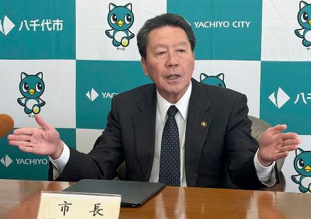 記者会見する千葉県八千代市の服部友則市長＝６日午後、八千代市役所