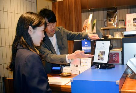 NECが報道陣に公開した顔認証技術を使った決済サービス=6日午前、東京都港区の「麻布台ヒルズカフェ」